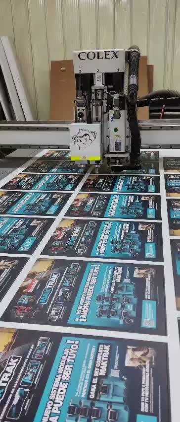 Router CNC cortando una pieza de precisión
